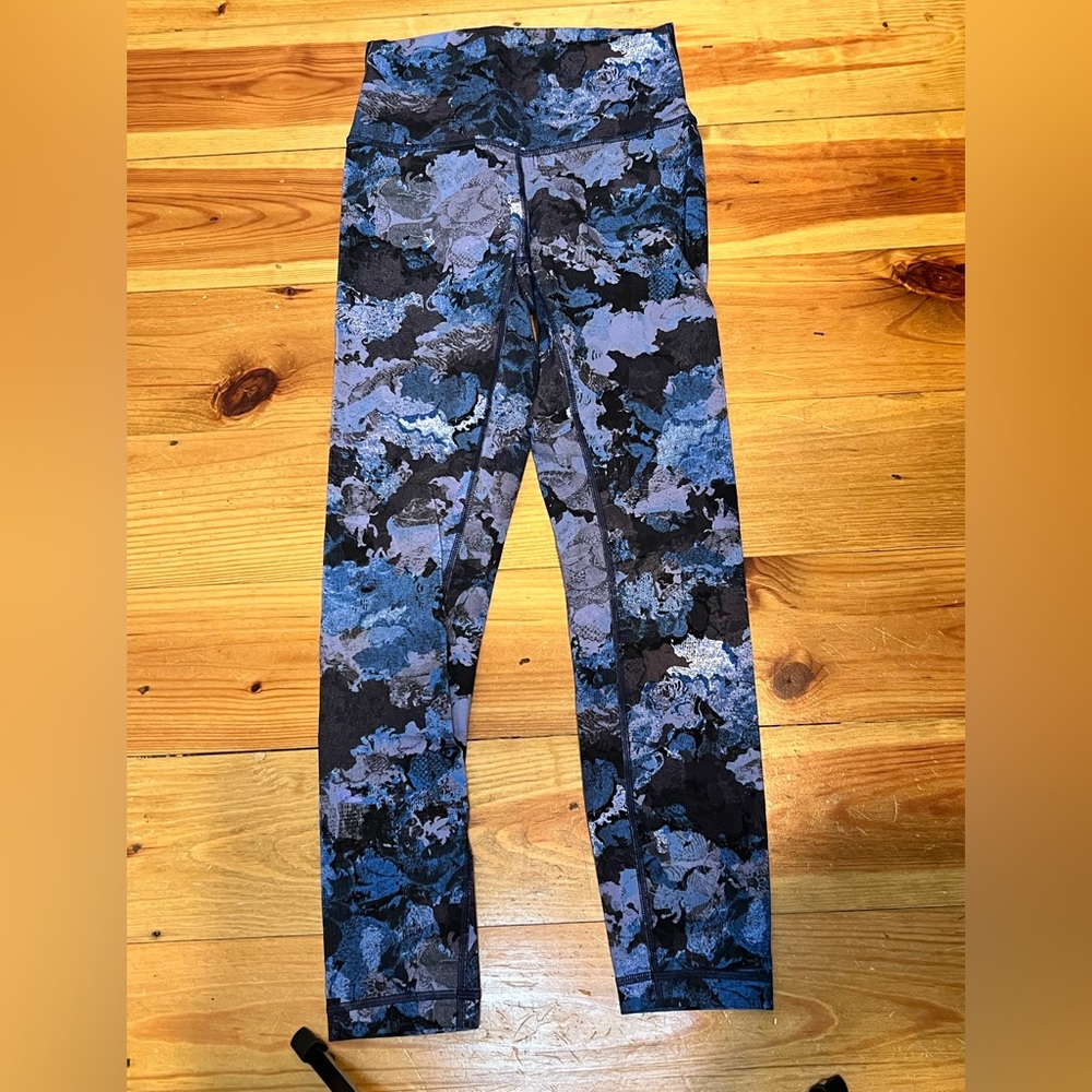 Lululemom printed capri size 4 like new